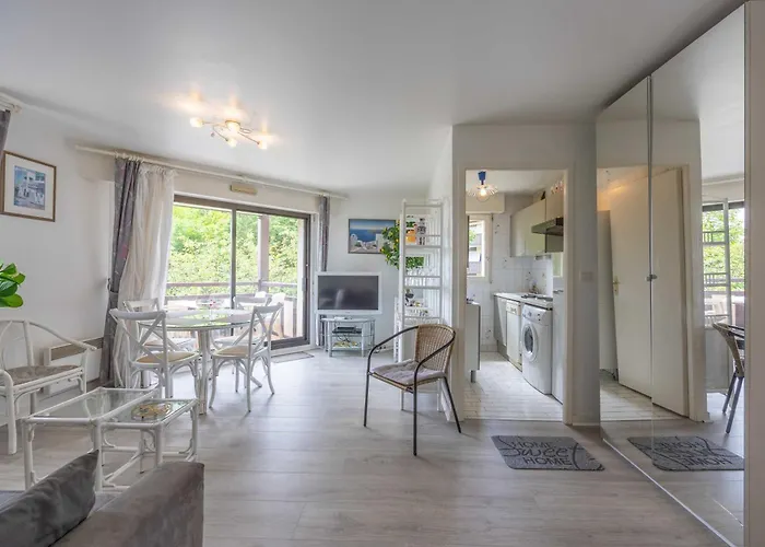 With Parking And Balcony Near The ドーヴィル